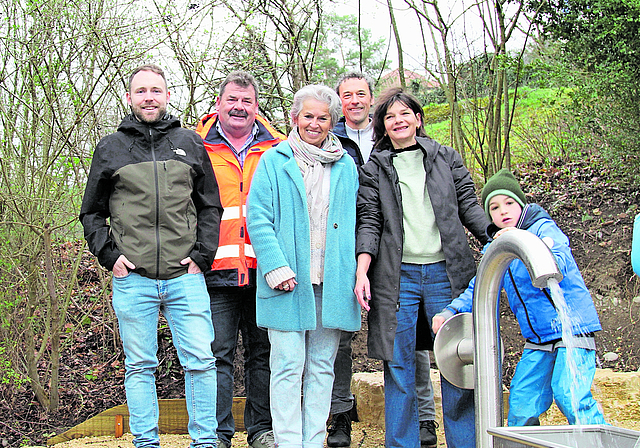 Stolzes Posieren vor der Wasserpumpe: (v.l.) Benjamin Kobler, Projektleiter Raum und Umwelt, Rolf Stegmüller, Leiter Werkhof, Jeanne Locher-Polier, Gemeindepräsidentin, Martin Gubler, Bauleiter, und Ursula Lüscher, Gemeinderätin.Fotos: Florin Bü