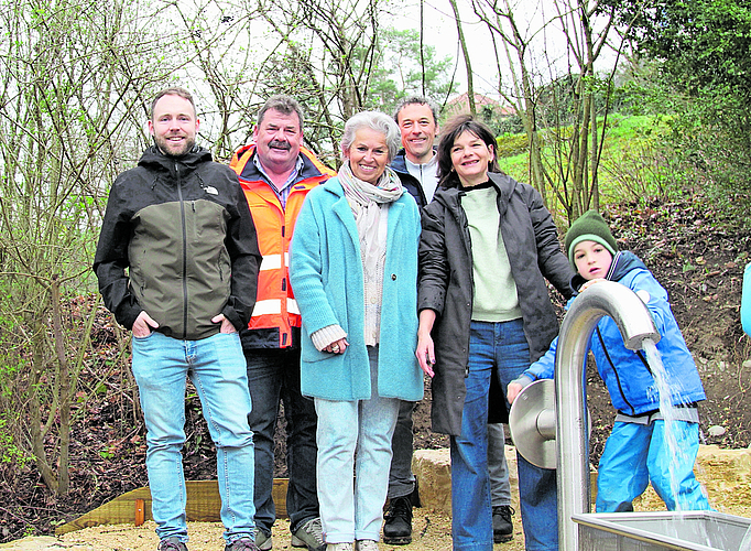 Stolzes Posieren vor der Wasserpumpe: (v.l.) Benjamin Kobler, Projektleiter Raum und Umwelt, Rolf Stegmüller, Leiter Werkhof, Jeanne Locher-Polier, Gemeindepräsidentin, Martin Gubler, Bauleiter, und Ursula Lüscher, Gemeinderätin.Fotos: Florin Bürgler
