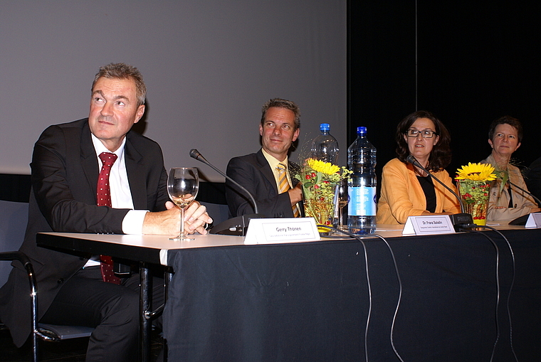 Hören gespannt dem Referat von Christoph Koellreuter zu: Gerry Thönen, Geschäftsführer Regio Fricktal, Franz Saladin, Direktor Handelskammer beider Basel, Brigitte Bos, Stadtpräsidentin Laufen, und Evelyn Borer, Solothurner Kantonsrätin. Fot