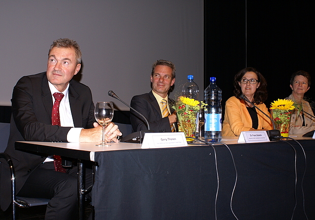 Hören gespannt dem Referat von Christoph Koellreuter zu:  Gerry Thönen, Geschäftsführer Regio Fricktal, Franz Saladin, Direktor Handelskammer beider Basel, Brigitte Bos, Stadtpräsidentin Laufen, und Evelyn Borer, Solothurner Kantonsrätin.   Fot