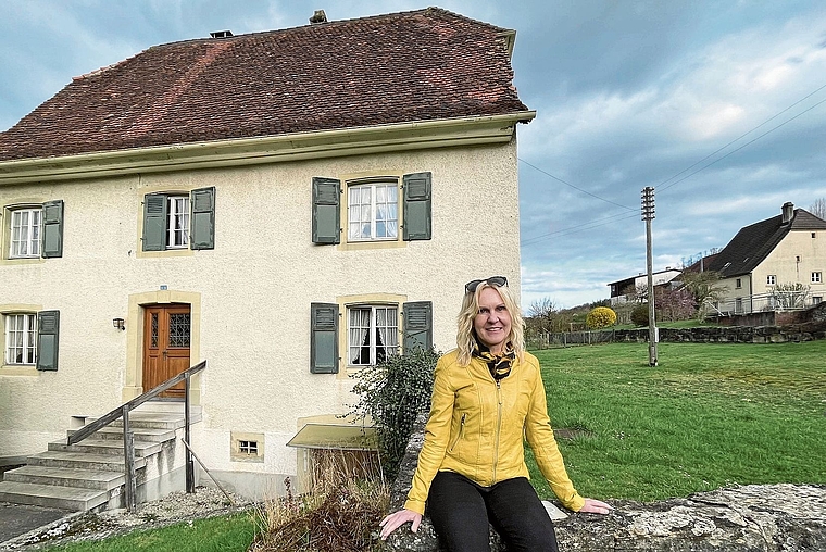 Vor dem Dreier-Haus: Doris Weisskopf, Gemeindepräsidentin von Witterswil, hat sich als Vermittlerin eingeschaltet. Foto: Bea Asper