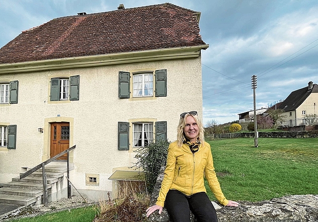 Vor dem Dreier-Haus: Doris Weisskopf, Gemeindepräsidentin von Witterswil, hat sich als Vermittlerin eingeschaltet. Foto: Bea Asper
