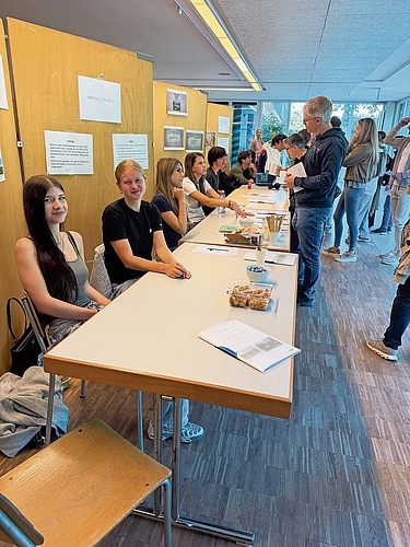 Präsentation: Die Schülerinnen und Schüler erklären den Eltern und Interessierten ihre Projektarbeiten. Fotos: Gaby Walther Präsentation: Die Schülerinnen und Schüler erklären den Eltern und Interessierten ihre Projektarbeiten. Fotos: Gaby Walther