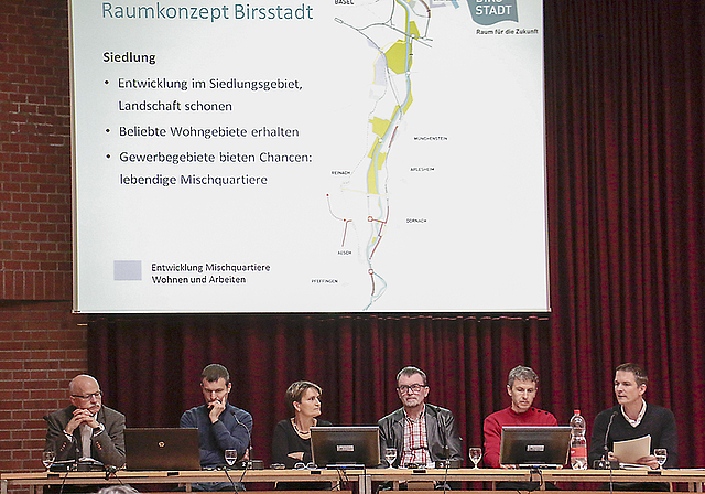 Die Birsstadtgemeinden meinen es Ernst mit der Zusammenarbeit (v. l.): Urs Hintermann (Reinach), Christof Hiltmann (Birsfelden), Eveline Sprecher (Aesch), Martin Kiefer (Pfeffingen), Daniel Wyss (Arlesheim) und Christian Schlatter (Dornach) an der Pr