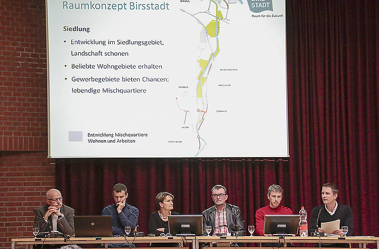 Die Birsstadtgemeinden meinen es Ernst mit der Zusammenarbeit (v. l.): Urs Hintermann (Reinach), Christof Hiltmann (Birsfelden), Eveline Sprecher (Aesch), Martin Kiefer (Pfeffingen), Daniel Wyss (Arlesheim) und Christian Schlatter (Dornach) an der Pr