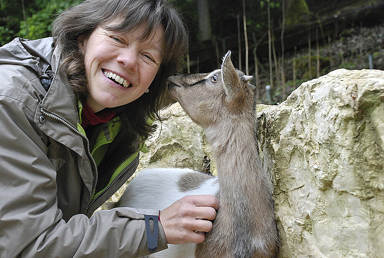 Vertraut mit den Tieren: Therese Stalder, Präsidentin des Vereins Tierpark Reinach, mit einer der Zwergziegen. Foto: Thomas Brunnschweiler