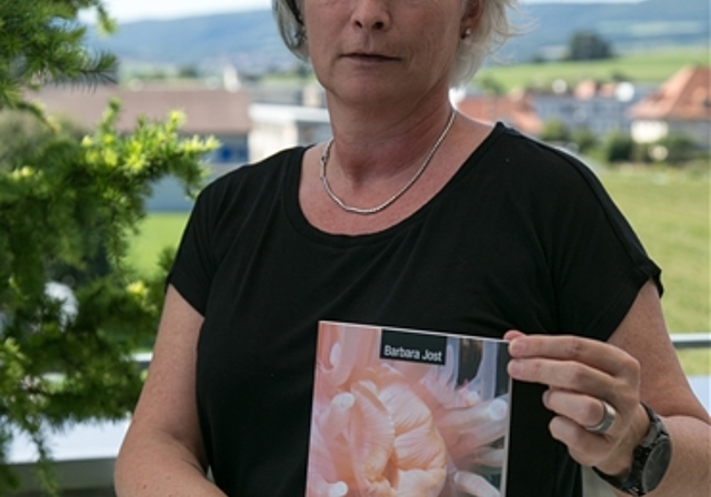 Die Autorin und ihr Buch: Barbara Jost. Foto: Martin Staub