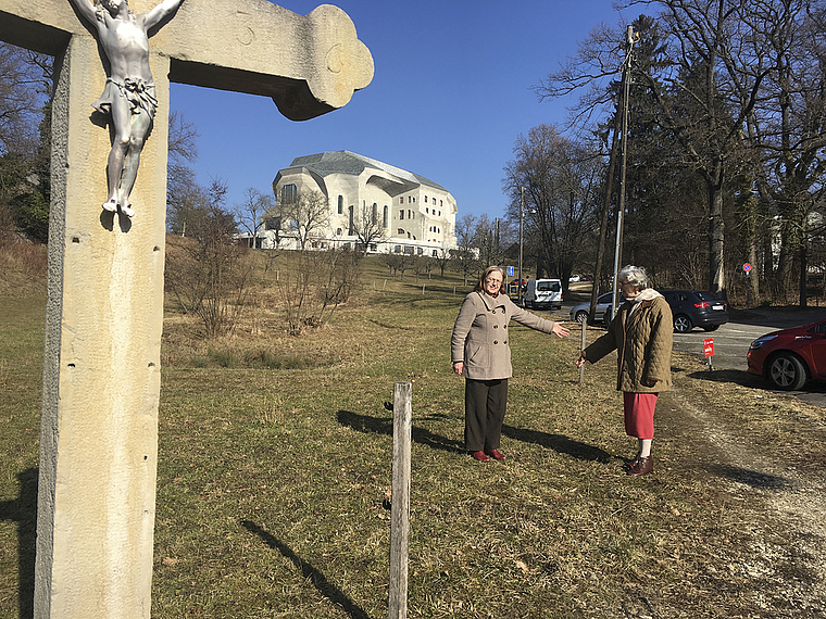 Ortsbild gestört: Anna Wadström (l.) zeigt auf die Stelle des Goetheanum-Areals, wo neben dem geplanten Kreisel auch eine Altglassammelstelle und ein Biokompostcontainer errichtet werden sollen. Foto: Caspar Reimer