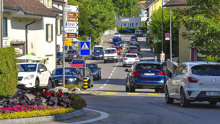 Zu viele Autos auf den Dornacher Strassen: Dornach will mit dem A18-Zubringer und einem Ausbau des öffentlichen Verkehrs und des Velowegnetzes seine Verkehrsprobleme in den Griff kriegen. Foto: Isabelle Hitz
