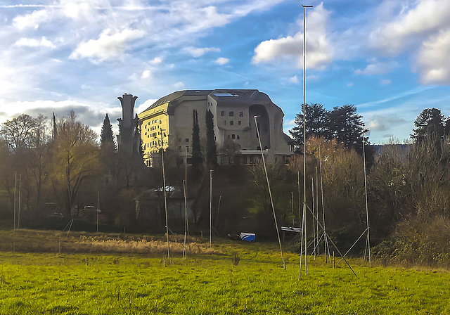 Massive Veränderung im Landschaftsbild: Die geplanten Wohnblöcke in Arlesheim könnten die über 100 Jahre alten und unter nationalem Schutz stehenden Nebenbauten des Goetheanums bald verdecken.  Foto: ZVG
