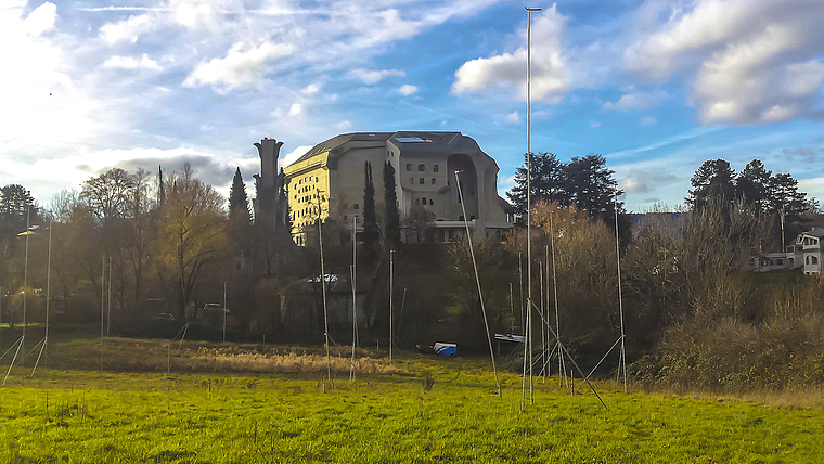 Massive Veränderung im Landschaftsbild: Die geplanten Wohnblöcke in Arlesheim könnten die über 100 Jahre alten und unter nationalem Schutz stehenden Nebenbauten des Goetheanums bald verdecken.  Foto: ZVG