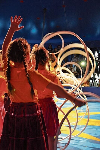 Volle Konzentration: Die Schülerinnen und Schüler sorgten für magische Momente in der Manege.