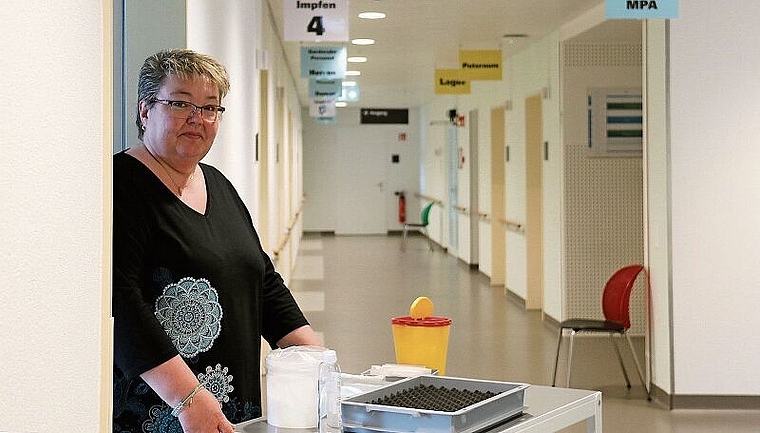 Im dritten Stock wird geimpft: Stabschefin Esther Schindelholz ist für das Impfzentrum in Laufen verantwortlich. Foto: Gaby Walther