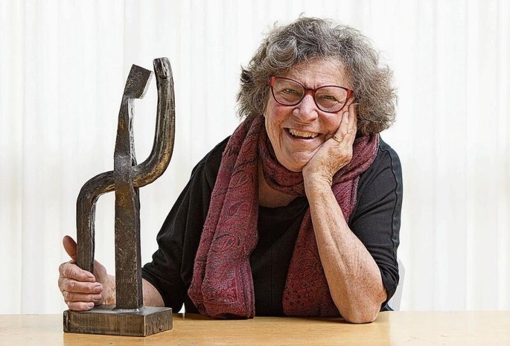 Hat die Werke in einem Buch dokumentiert: Pia Brodmann mit einer Skulptur ihres verstorbenen Mannes. Fotos: zvg