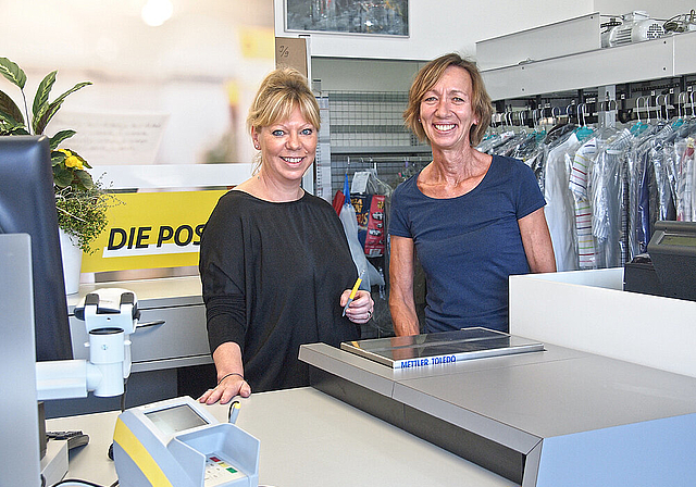 Neben dem Reinigungsservice nun auch das Postgeschäft: Patricia Wicky und Ursula Ariza.  Foto: Tobias Gfeller
