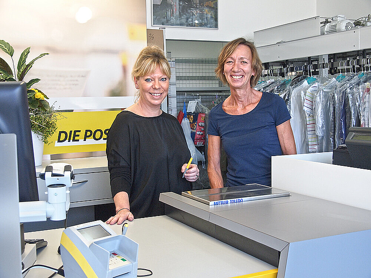 Neben dem Reinigungsservice nun auch das Postgeschäft: Patricia Wicky und Ursula Ariza.  Foto: Tobias Gfeller
