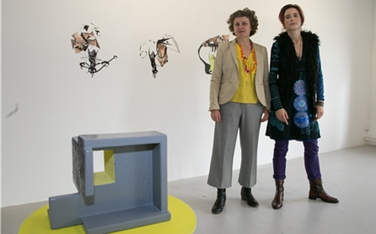 Gemeinsamkeiten nicht offensichtlich: Barbara Wiggli (l.) und im Vordergrund ihr Objekt «Passage» sowie Katharina Berthold vor ihrer Wandzeichnung «Eagles of death metal». Foto: Martin Staub