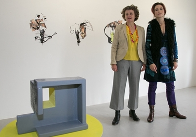 Gemeinsamkeiten nicht offensichtlich: Barbara Wiggli (l.) und im Vordergrund ihr Objekt «Passage» sowie Katharina Berthold vor ihrer Wandzeichnung «Eagles of death metal». Foto: Martin Staub