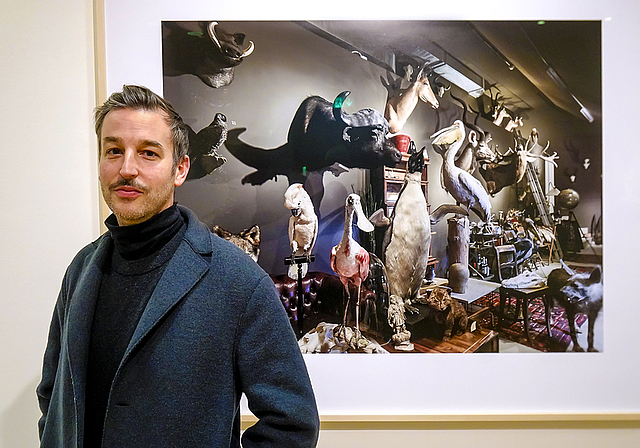 Geheimes, Unzugängliches, Übersehenes: Der in Arlesheim aufgewachsene Fotograf Kostas Maros vor seiner Arbeit «Wunderkammer eines Illusionskünstlers und Raritätensuchers» – jetzt zu sehen im Forum Würth.  Foto: Edmondo Savoldelli