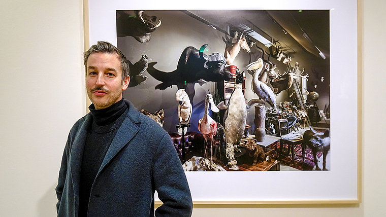 Geheimes, Unzugängliches, Übersehenes: Der in Arlesheim aufgewachsene Fotograf Kostas Maros vor seiner Arbeit «Wunderkammer eines Illusionskünstlers und Raritätensuchers» – jetzt zu sehen im Forum Würth. Foto: Edmondo Savoldelli