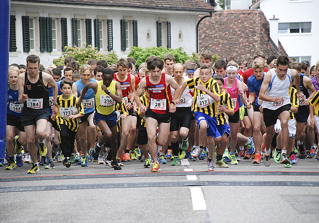 Start der Läufer M20 und der besten Frauen. Oben in Gempen lief Nesro Kadi (Startnummer 216) als Sieger durchs Ziel.   Foto: Thomas Brunnschweiler (Frontseite: ZVG/Videoheiber)