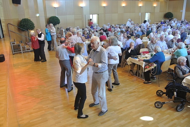 Jubilaren- und 80Plus-Treff: Die Gäste genossen das Beisammensein im Kuspo ausgiebig, ebenso das Tanzen.  Fotos: Bea Asper