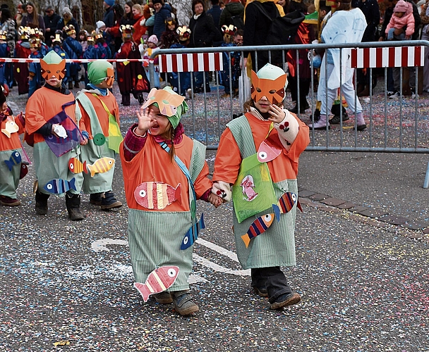 «Hallo, hier bin ich»: Wem diese junge Fasnächtlerin wohl winkt? Wahrscheinlich den stolzen Eltern, die am Strassenrand den Umzug mitverfolgen. 