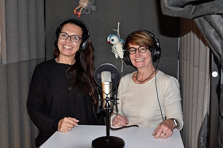 In ihrem Studio in Arlesheim: Nicole Yokoyama (l.) und Géraldine Meier, im Hintergrund sind gestrickte Versionen von Spinnerich Karl-Heinz und der Fliege Bisy zu sehen. Foto: Fabia Maieroni