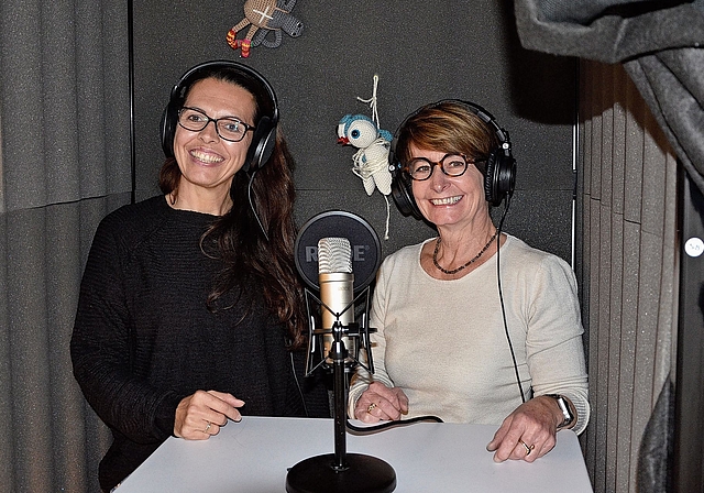 In ihrem Studio in Arlesheim: Nicole Yokoyama (l.) und Géraldine Meier, im Hintergrund sind gestrickte Versionen von Spinnerich Karl-Heinz und der Fliege Bisy zu sehen. Foto: Fabia Maieroni