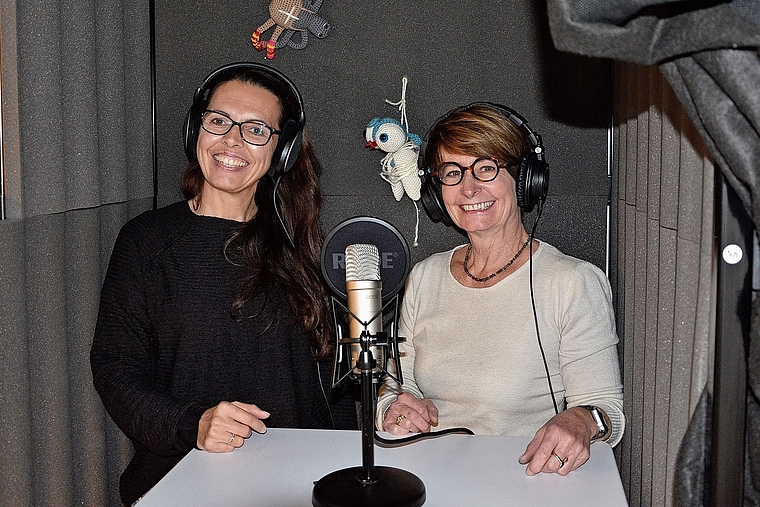 In ihrem Studio in Arlesheim: Nicole Yokoyama (l.) und Géraldine Meier, im Hintergrund sind gestrickte Versionen von Spinnerich Karl-Heinz und der Fliege Bisy zu sehen. Foto: Fabia Maieroni