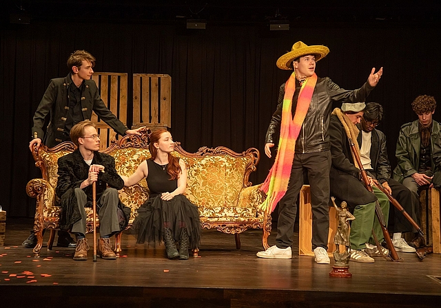 Begegnung mit Hermann: (v. l.) Sohn Franz (Simon Altermatt), Vater Maximilian von Moor (Noah Pinkwart), Geliebte Amalia (Simona Hänggi) und Hermann (Yves Froidevaux). Fotos: Martin Staub