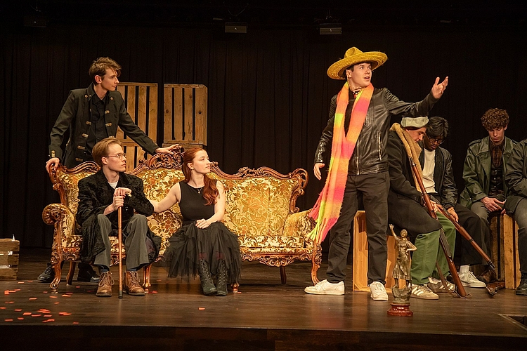 Begegnung mit Hermann: (v. l.) Sohn Franz (Simon Altermatt), Vater Maximilian von Moor (Noah Pinkwart), Geliebte Amalia (Simona Hänggi) und Hermann (Yves Froidevaux). Fotos: Martin Staub