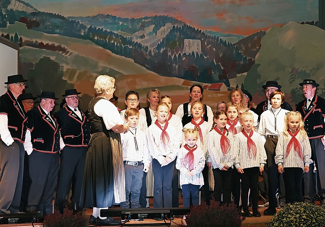 Gemeinsamer Auftritt: Der Jodlerklub und das Chinderchörli begeistern. Fotos: eh-presse