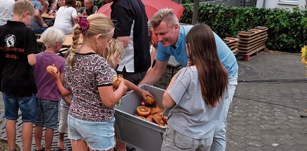 Da greift man gerne zu: Claude Meyer verteilt die 1.-August-Weggli an Kinder und Junggebliebene.