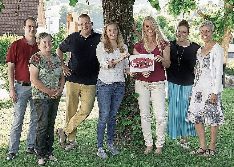 Vorstand des Vereins «LaufeHuus»: (v.l.) Claudius Jäggi, Prisca Jeanloz, Roman Jermann, Rahel Hänggi, Susan Salomon, Irene Aellen, Regine Kokontis; es fehlt Marianne Hänggi. Foto: zvg