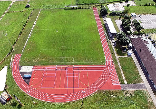 <em>Sportanlagen Grien heute: </em>Sponsoren, die einen Meter der fehlenden 200 Meter Rundbahn finanzieren, werden mit Namen verewigt. Foto: zvg
