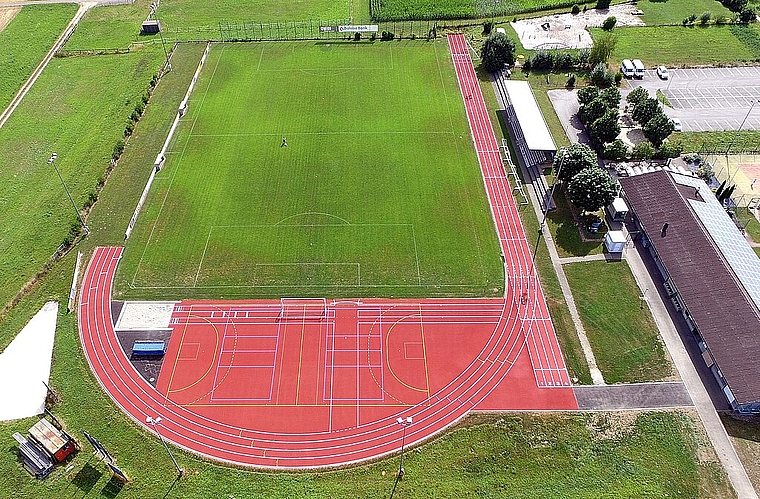 <em>Sportanlagen Grien heute: </em>Sponsoren, die einen Meter der fehlenden 200 Meter Rundbahn finanzieren, werden mit Namen verewigt. Foto: zvg