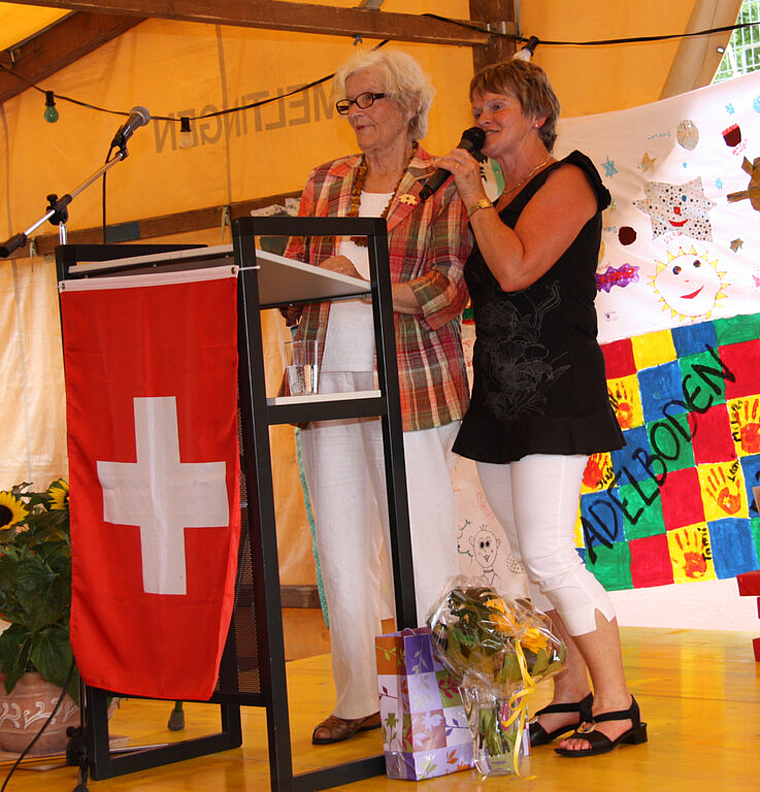 Berühmte Gastrednerin: Judith Giovannelli-Blocher (l.), eingeladen von Gemeinderätin Ursula Borer, hielt die 1.August-Rede in Grindel. Foto: Gaby Walther