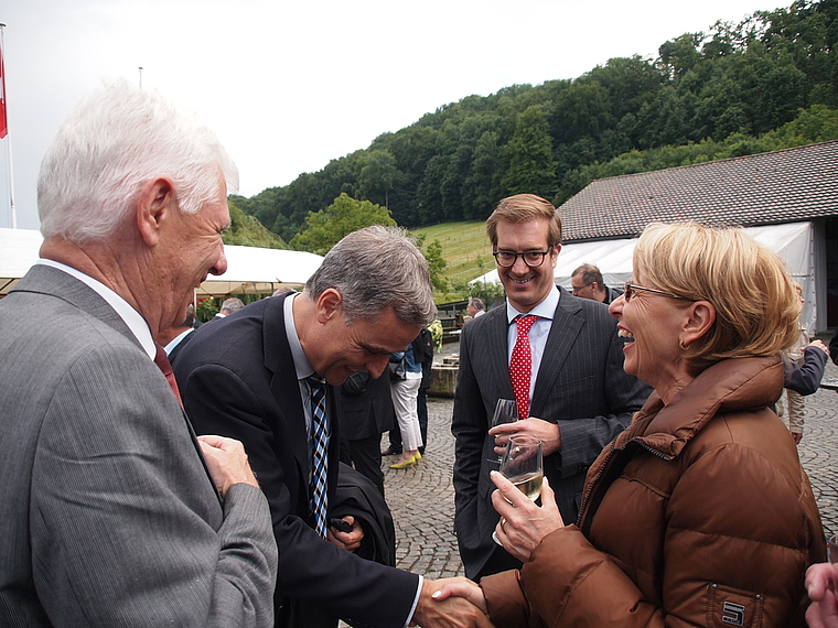 Politprominenz auf dem Klushof: Basels Regierungspräsident Guy Morin (2. v. l.) erweist Marianne Hollinger die Ehre – beobachtet vom Basler Grossratspräsidenten Conradin Cramer (2. v. r.) und dem Riehener Gemeindepräsidenten Willi Fischer. Foto
