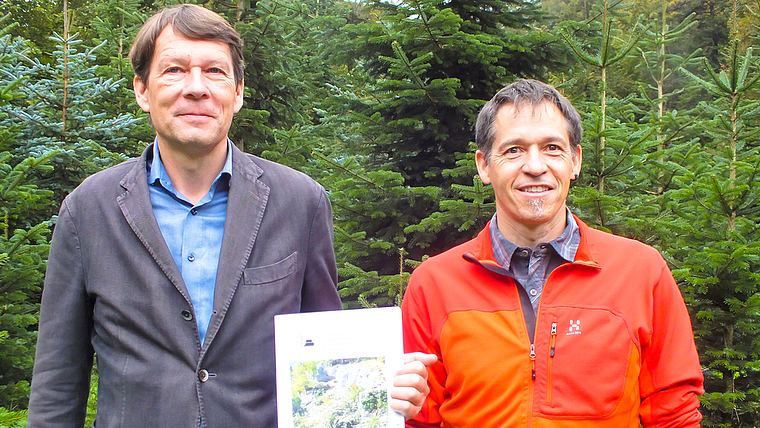 Forstbetrieb Schwarzbubenland: Forstbetriebspräsident Germann Wiggli (links), mit dem Jahresbericht in der Hand, und Betriebsleiter Christoph Gubler blicken auf ein erfolgreiches Jahr 2019 zurück. Foto: Willi Wenger
