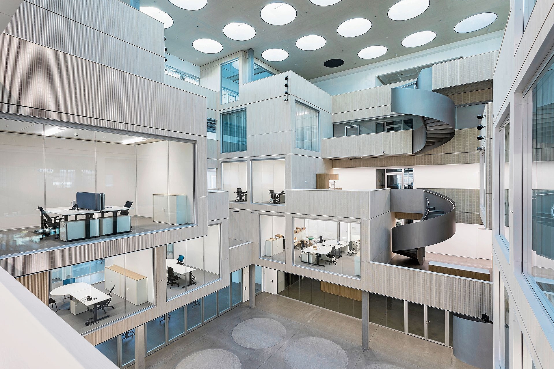 Besondere Architektur: die Kuben im Innern des Selmoni-Hauptsitzes. Foto: ZVG