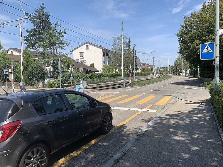 Keine Ampel: Der Übergang Gruben- beziehungsweise Drosselstrasse kann für Kinder besonders heikel sein.  Foto: Caspar Reimer