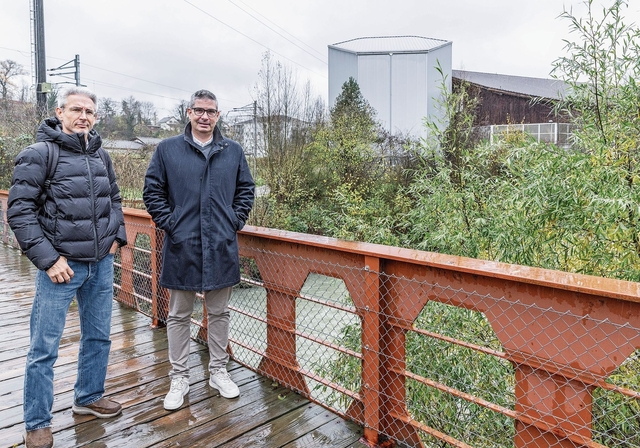 Auf dem Norimattsteg: Roland Roth, Präsident des Referendumskomitees, und der Laufner Stadtpräsident Pascal Bolliger (v.l.) sind sich uneins. Fotos: Katja Schmidlin