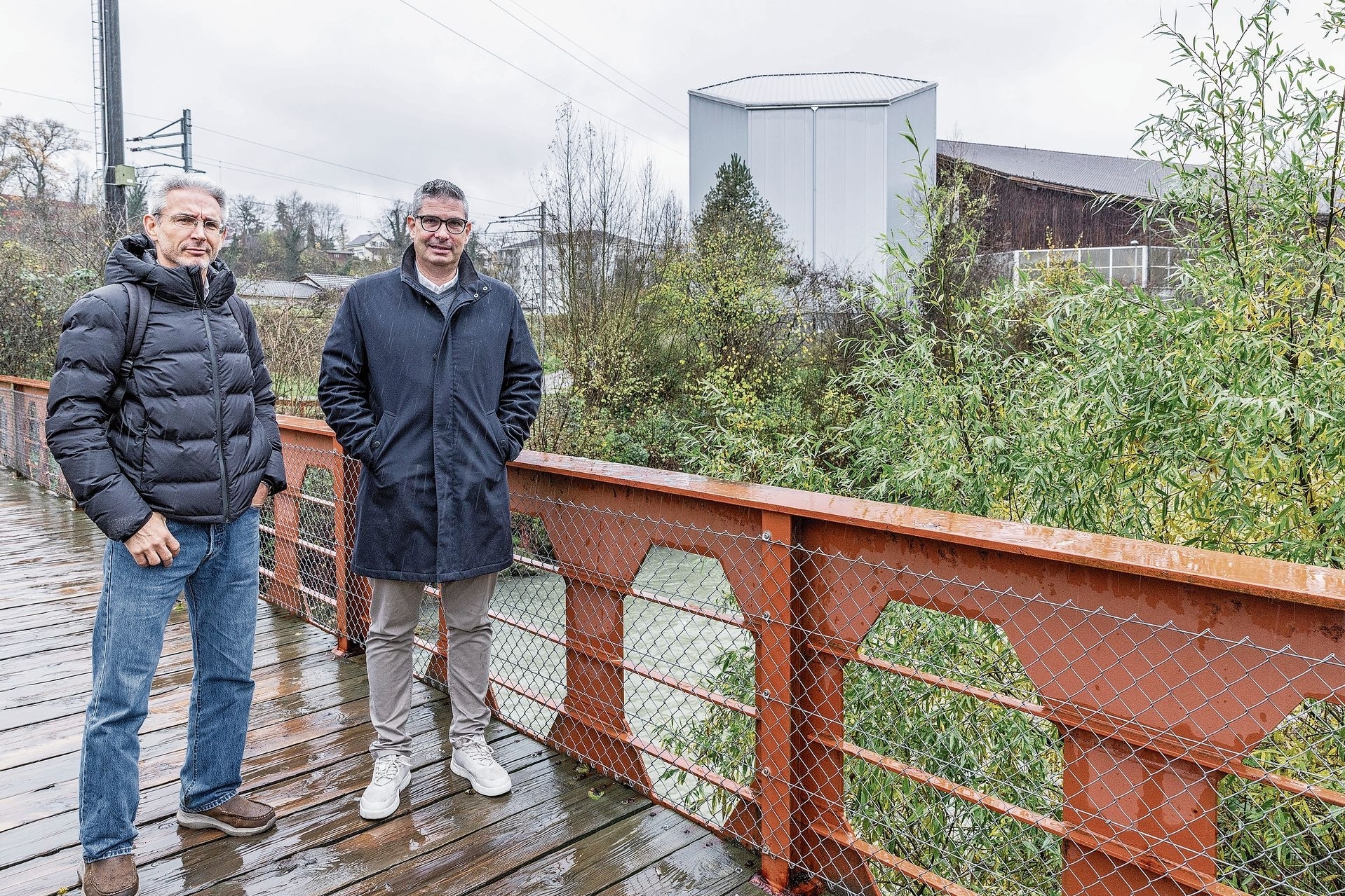 Auf dem Norimattsteg: Roland Roth, Präsident des Referendumskomitees, und der Laufner Stadtpräsident Pascal Bolliger (v.l.) sind sich uneins. Fotos: Katja Schmidlin