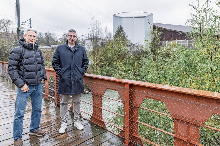 Auf dem Norimattsteg: Roland Roth, Präsident des Referendumskomitees, und der Laufner Stadtpräsident Pascal Bolliger (v.l.) sind sich uneins. Fotos: Katja Schmidlin