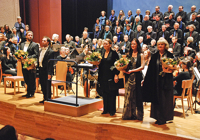 Grosser Applaus für Chöre und Solisten: Markus Volpert (Bass), Jakob Pilgram (Tenor), Aurea Marston (Mezzosopran), Andrea Suter (Sopran), Maria C. Schmid (Sopran) (v. l.).  Foto: Thomas Brunnschweiler