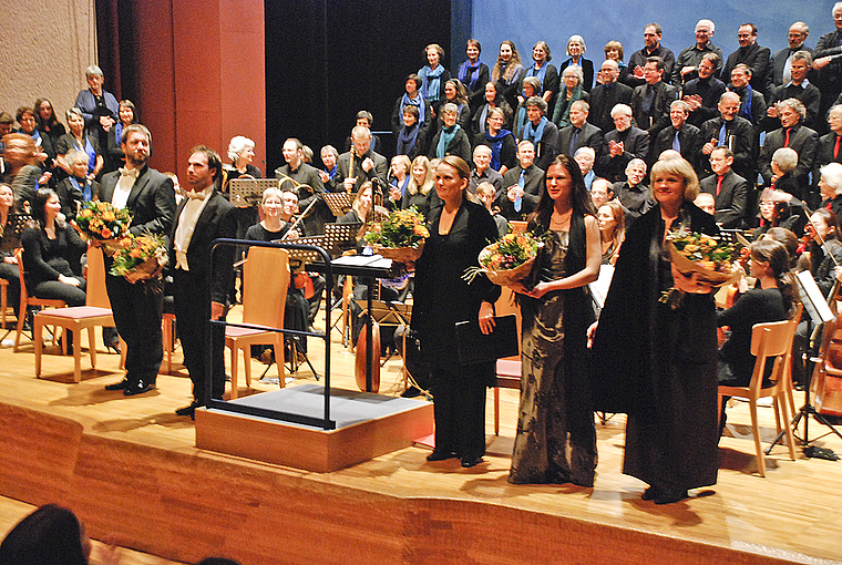 Grosser Applaus für Chöre und Solisten: Markus Volpert (Bass), Jakob Pilgram (Tenor), Aurea Marston (Mezzosopran), Andrea Suter (Sopran), Maria C. Schmid (Sopran) (v. l.). Foto: Thomas Brunnschweiler
