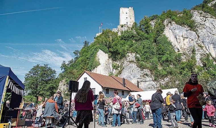 Areal Schlosshof: Reges Treiben am Sonntag am Fusse des stolzen Schlosses Thierstein. Foto: Martin Staub