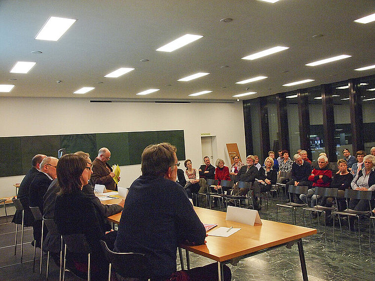 Wird Freiwilligenarbeit genügend wertgeschätzt? Sie erhält viel zu wenig Anerkennung, war sich das Podium einig. Foto: Tobias Gfeller