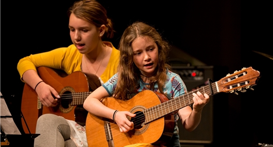 Hallelujah: Leann Getzmann (l.) und Yael Haldimann lassen singend und spielend Leonard Cohen aufleben.
